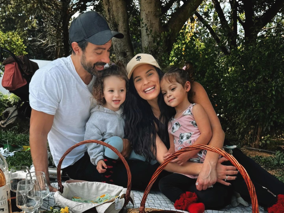 Χριστίνα Μπόμπα: «Λιώνει» με τον Σάκη Τανιμανίδη και τις κόρες τους – «Ο καλύτερος μπαμπάς»