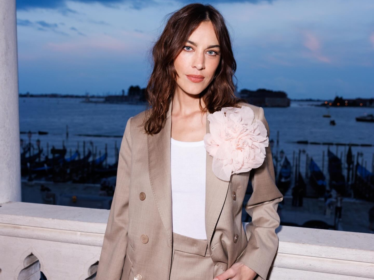 Alexa Chung: Αν θέλεις να βάψεις τα μαλλιά σου λίγο πριν τις διακοπές πρέπει να δεις το νέο της strawberry blonde