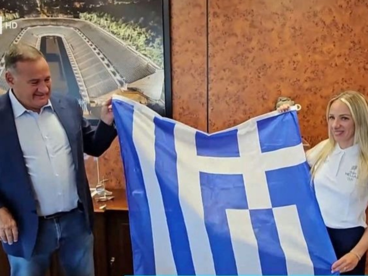 Ολυμπιακοί Αγώνες 2024: Η Αντιγόνη Ντρισμπιώτη παρέλαβε την ελληνική σημαία από τον Πρόεδρο της Ελληνικής Ολυμπιακής Επιτροπής