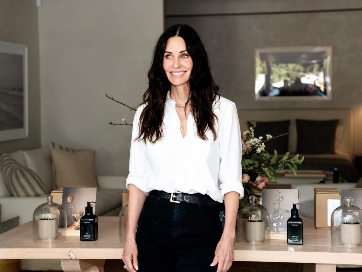 H Courtney Cox λανσάρει το δικό της άρωμα και μυρίζει όπως η Monica Geller ότι κι αν σημαίνει αυτό