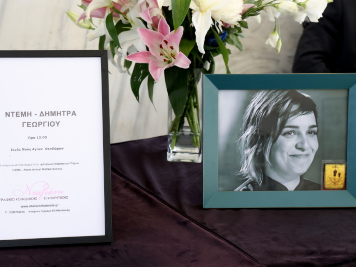 Ντέμη Γεωργίου: Ανείπωτη θλίψη στην κηδεία της 39χρονης σεφ – Ντυμένοι στα λευκά οι φίλοι της