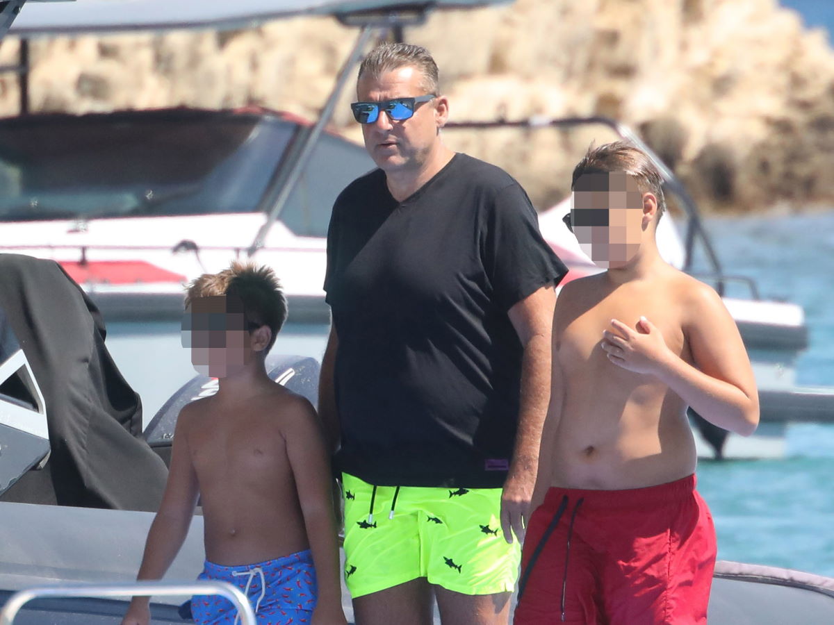 Γιώργος Λιάγκας: Αγκαλιά με τους γιους του στην παραλία στην Τήνο! Η τρυφερή ανάρτηση