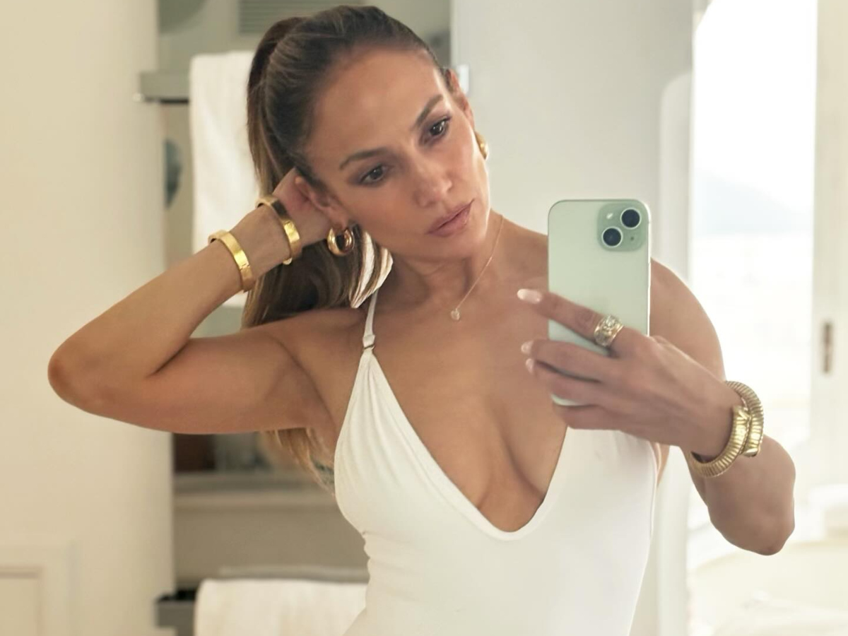 Jennifer Lopez: Ποζάρει στα γενέθλια της και μας δείχνει το αγαπημένο της μαγιό!