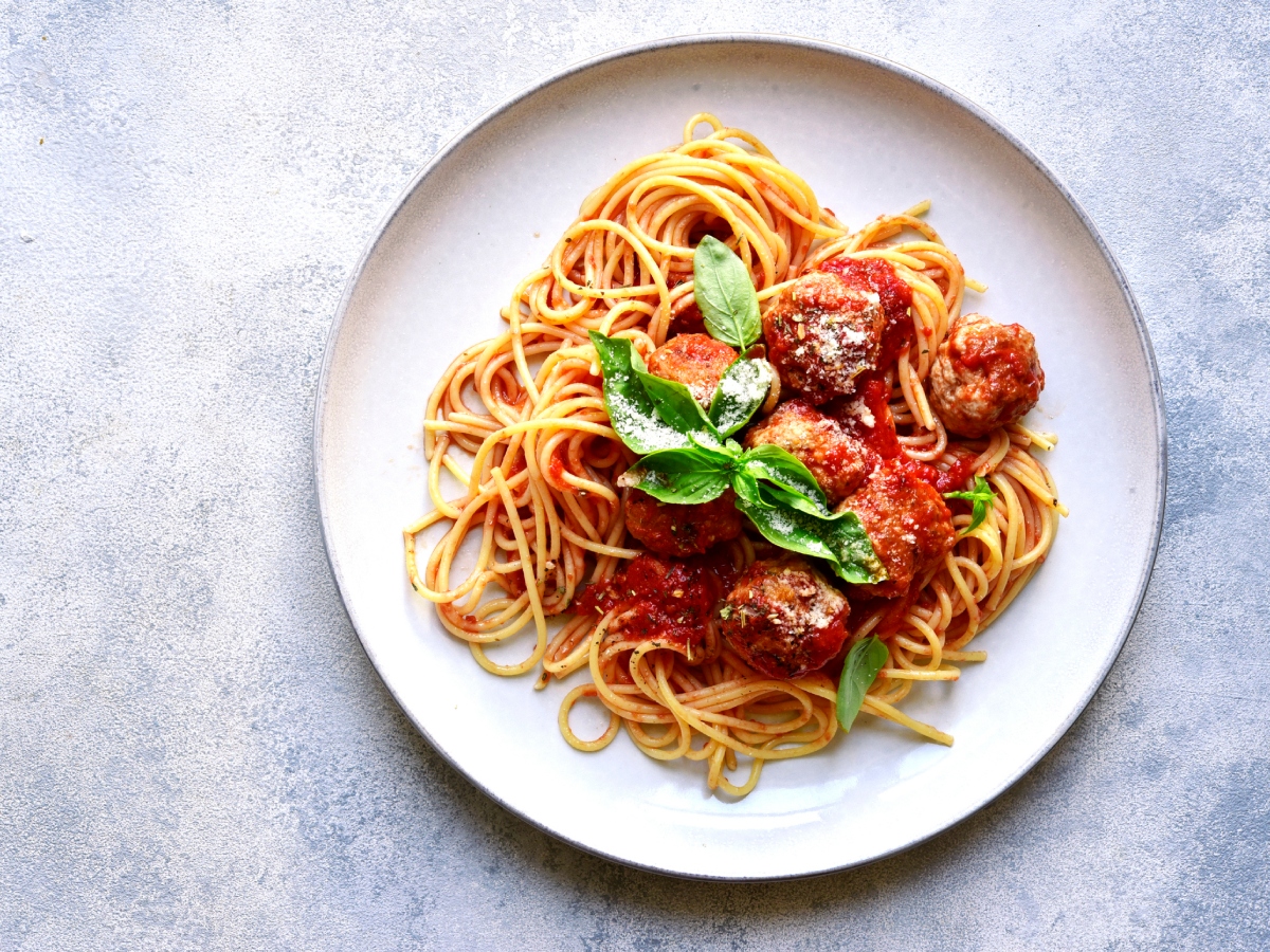 Συνταγή για spaghetti με κεφτεδάκια και σάλτσα ντομάτας