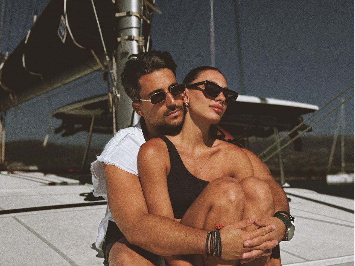 Σάκης Κατσούλης: Αγκαλιά στο σκάφος με τη Μαριαλένα Ρουμελιώτη – «Είμαι ευγνώμων γι’ αυτή την ημέρα»