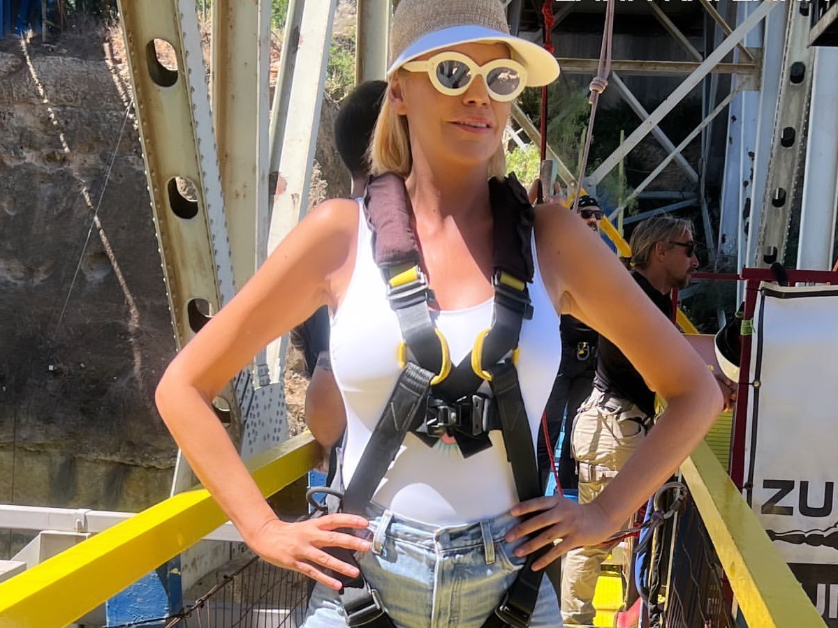 Η Σάσα Σταμάτη έκανε bungee jumping στον Ισθμό της Κορίνθου – Καρέ καρέ η «βουτιά» της