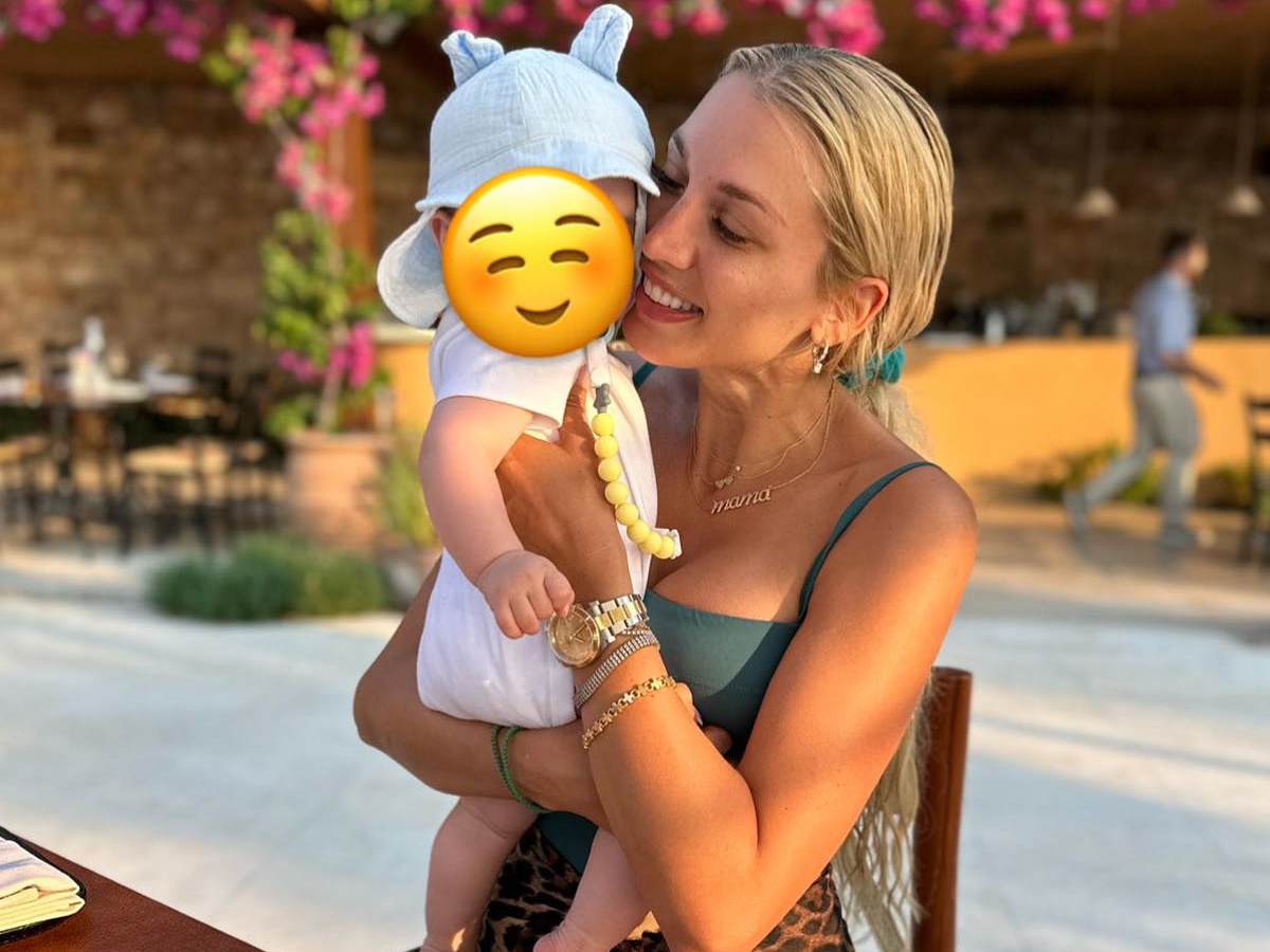 Κωνσταντίνα Σπυροπούλου: Στην παραλία με τον νεογέννητο γιο της – Η φωτογραφία με το θήλαστρο