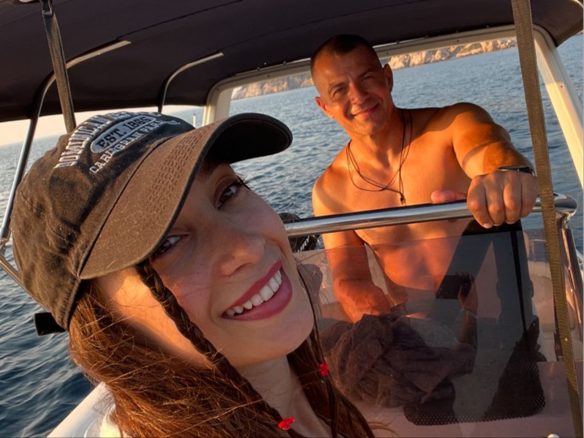 Γιώργος Αγγελόπουλος – Δήμητρα Βαμβακούση: Βόλτα με το σκάφος στη Σκιάθο με την κόρη τους στο ηλιοβασίλεμα