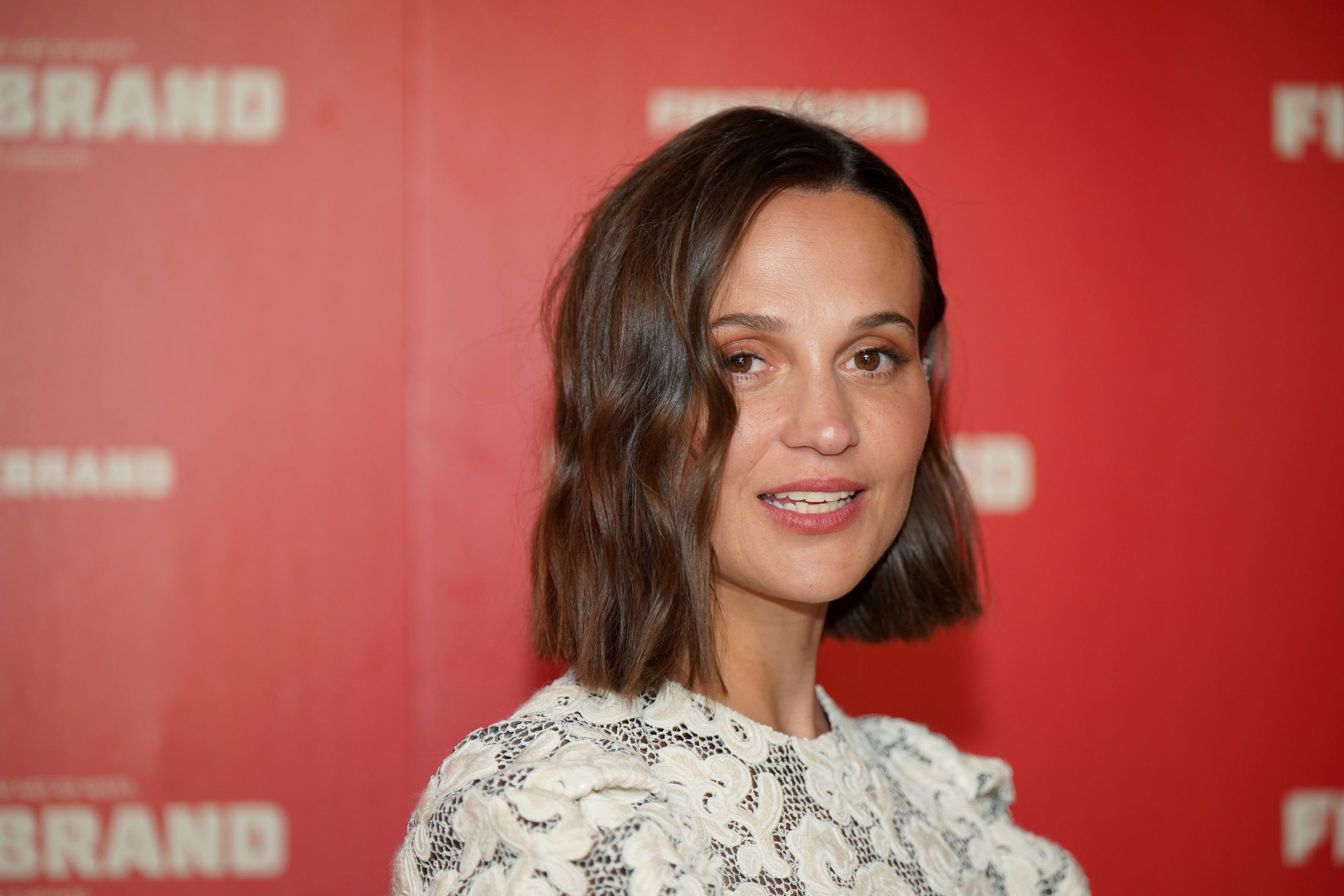 Alicia Vikander: Υποδέχεται την νέα σεζόν με νέο hairlook και εμείς αναρωτιόμαστε «μα γιατί;»