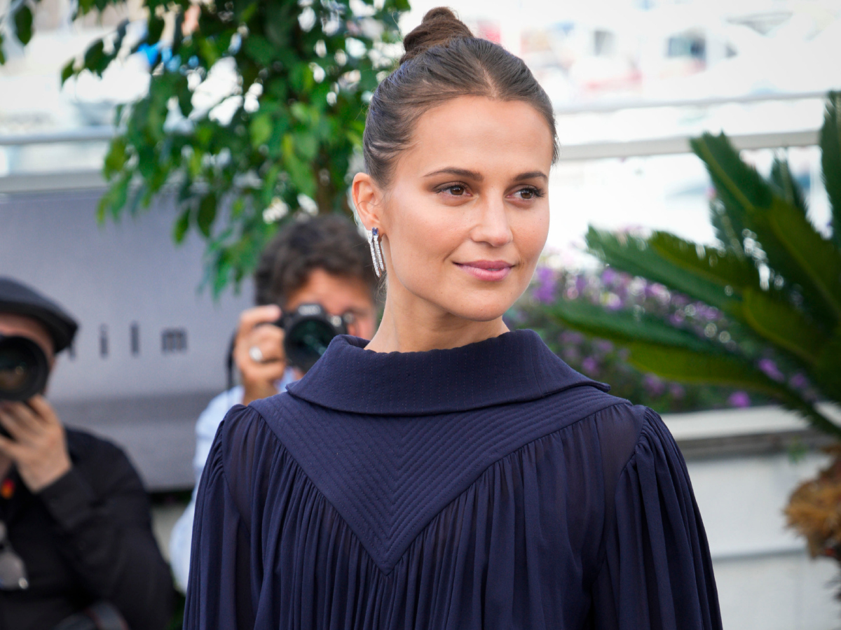 Ποιο φθινόπωρο; Η Alicia Vikander μας «ψήνει» να φορέσουμε δερμάτινη φούστα απόψε κιόλας