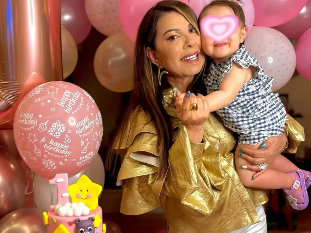 Άντζελα Δημητρίου: Αγκαλιά με την εγγονή της στα πρώτα της γενέθλια – Η φωτογραφία με την κόρη της και τον γαμπρό της