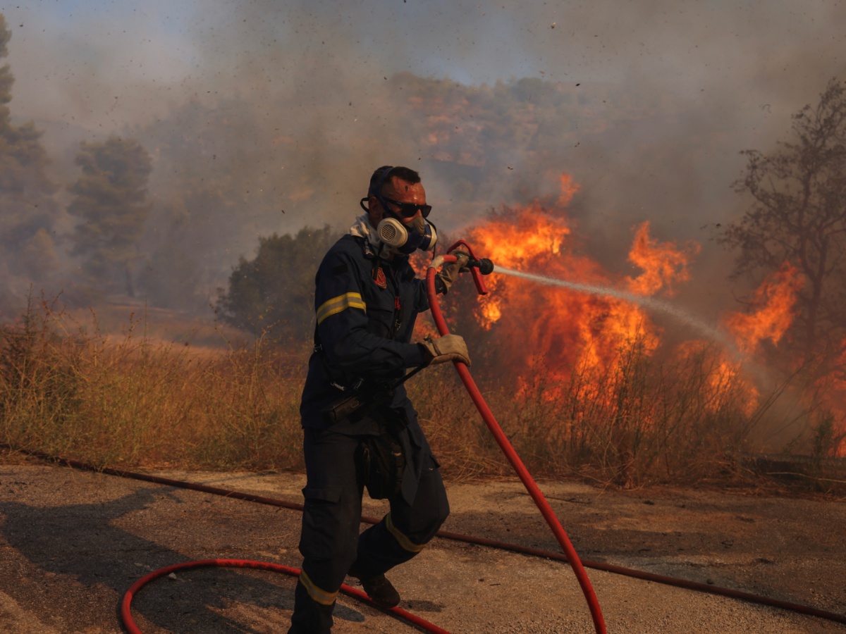 Φωτιά στην Αττική: Κάτοικοι με δάκρυα στα μάτια και κουβάδες στα χέρια προσπαθούν να σώσουν ότι μπορούν