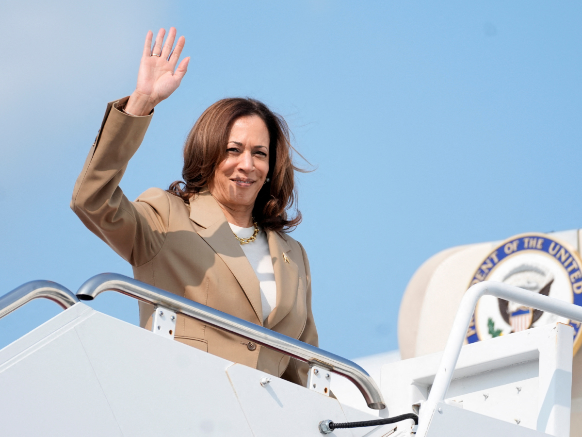 Kamala Harris: Το style της στην προεκλογική εκστρατεία είναι η επιτομή του Power dressing!