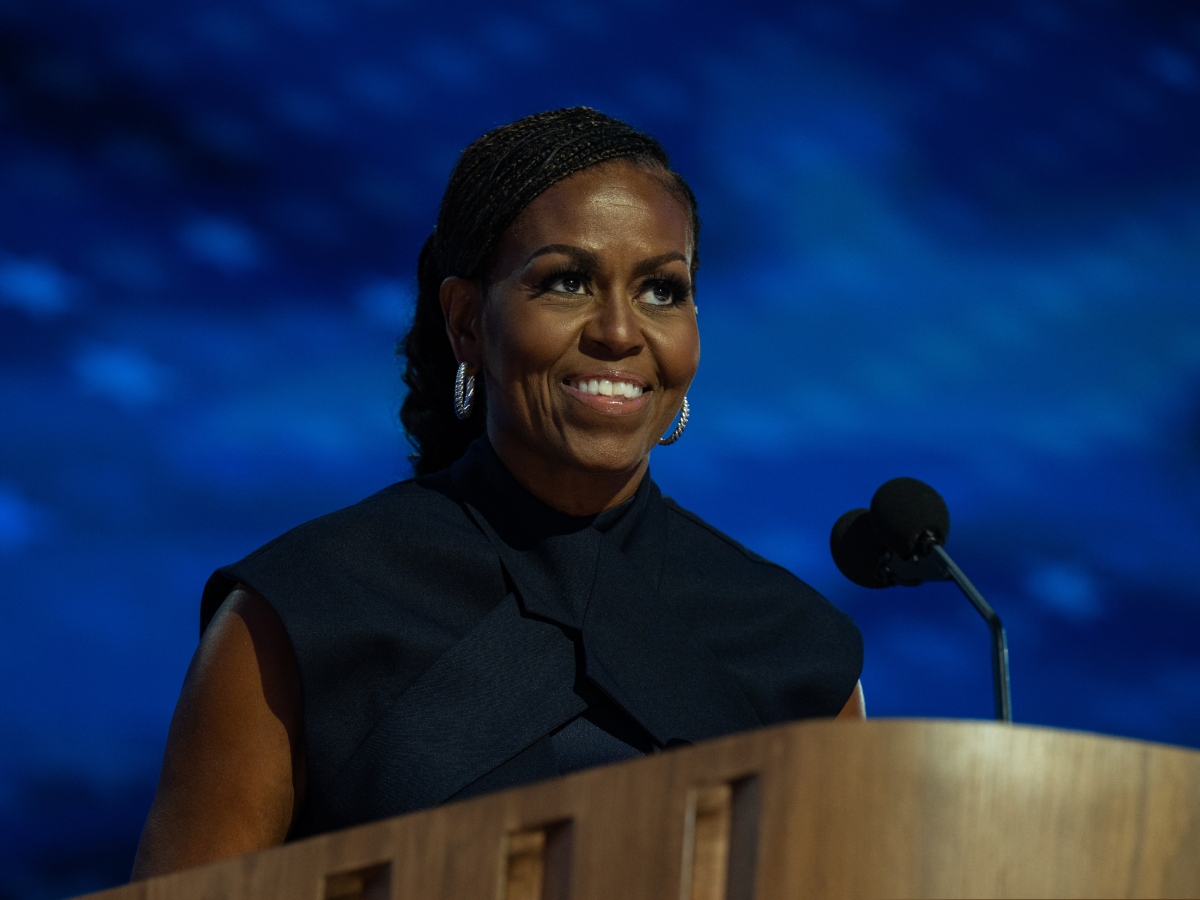 Michelle Obama: Εμφανίστηκε στην Εθνική Συνέλευση των Δημοκρατικών με την πιο εντυπωσιακή πλεξούδα