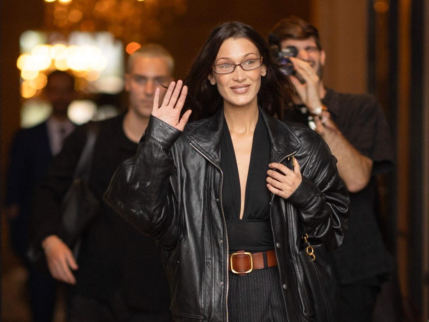 Η Bella Hadid ξέρει ποιο είναι το πανωφόρι που θα σε πάει από το γραφείο μέχρι το μπαρ