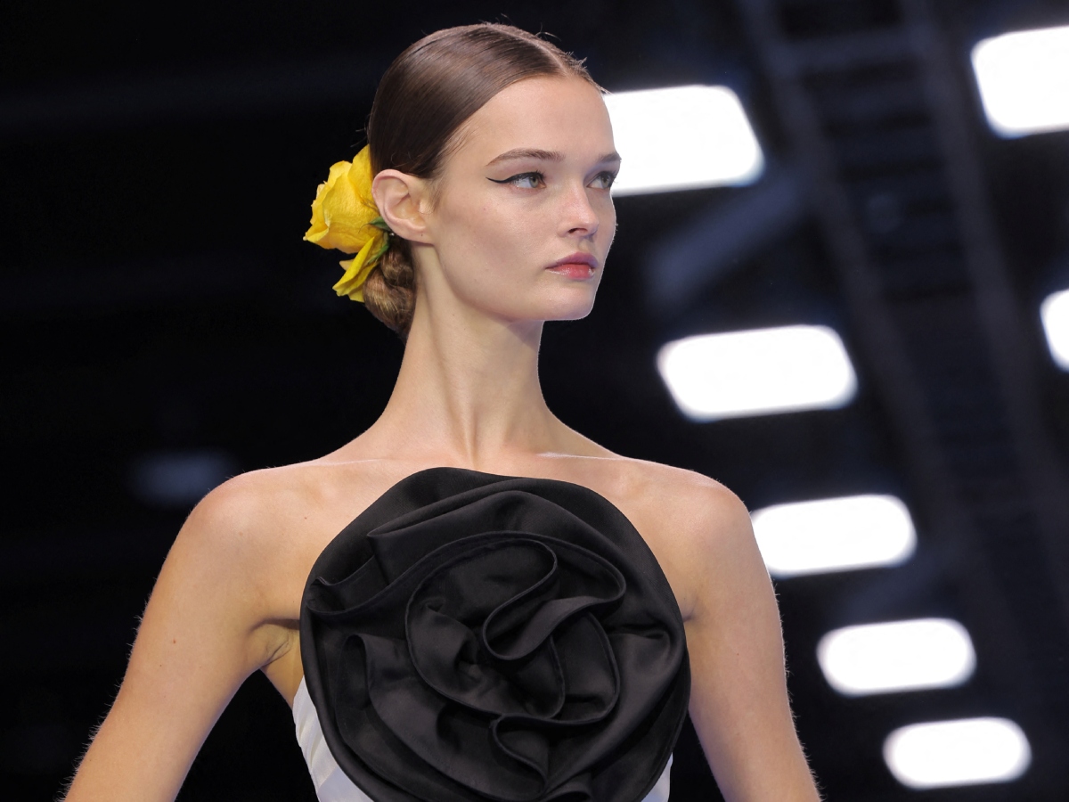 NYFW: Στην Carolina Herrera τα low bun είναι στολισμένα με κίτρινα τριαντάφυλλα και το βλέμμα τονισμένο με το τέλειο winded liner