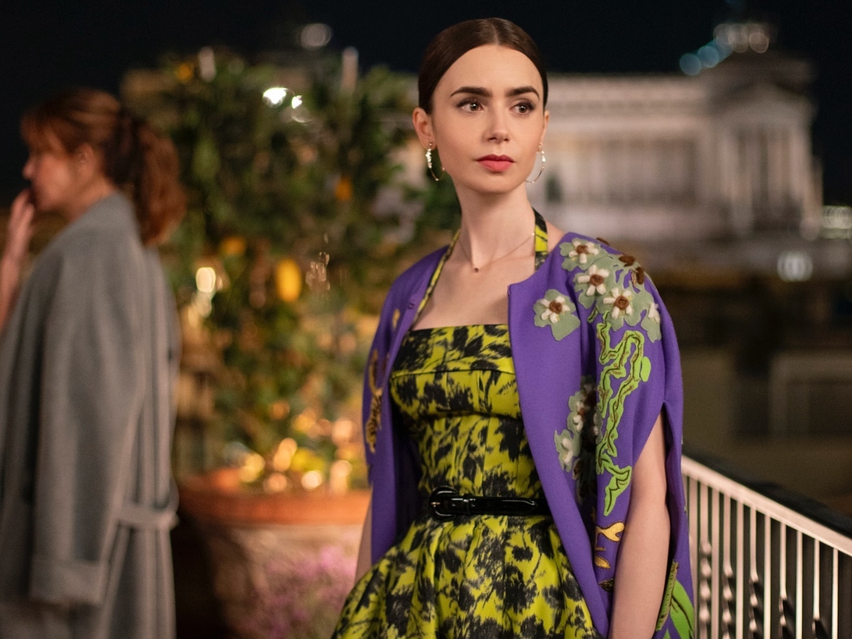 Lily Collins: Aυτό είναι το πιο επικό look της στο Emily in Paris, σύμφωνα με την makeup artist της