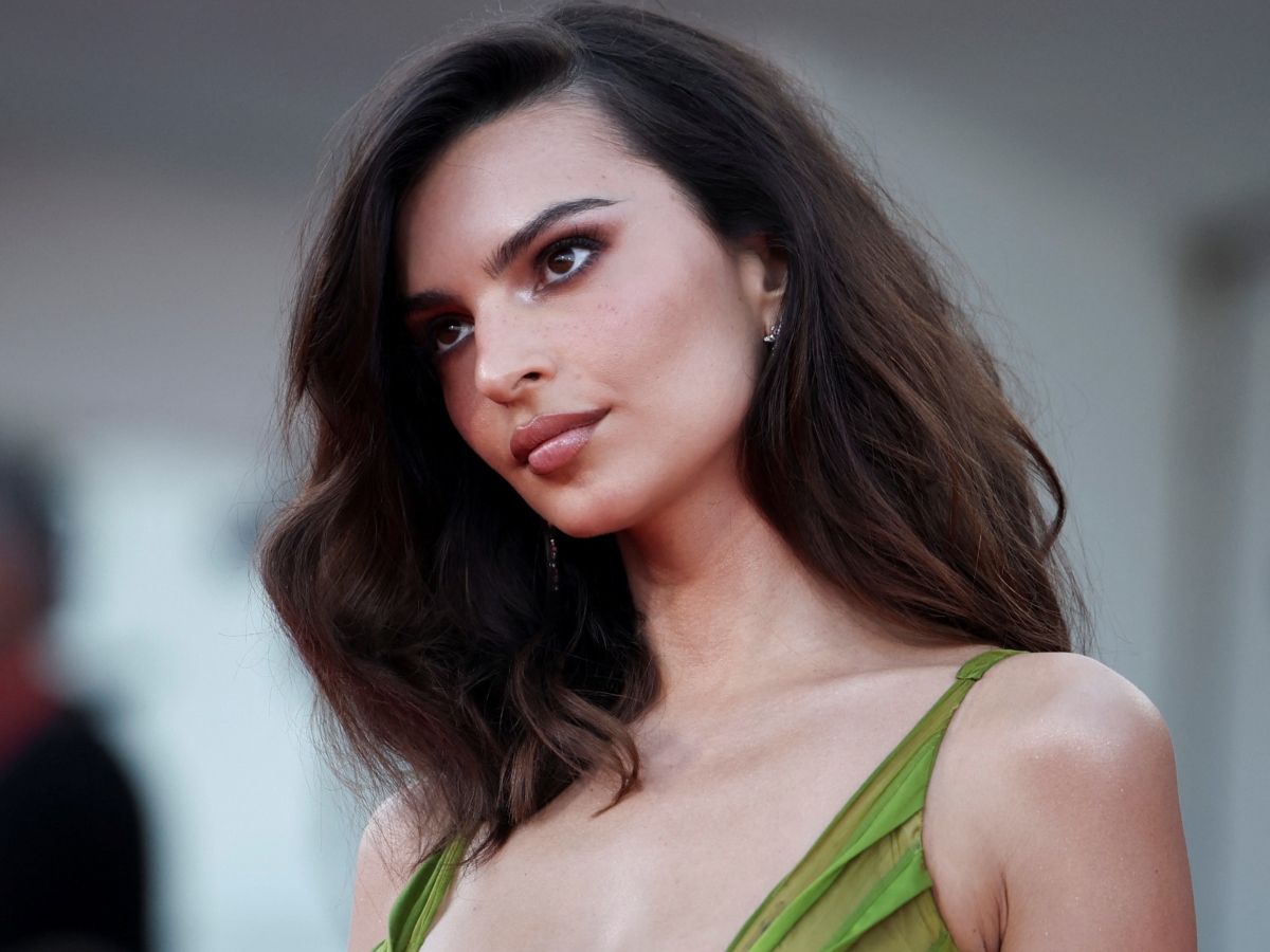 Η Emily Ratajkowski βρήκε (και φόρεσε) το τέλειο top για ένα φθινοπωρινό ραντεβού