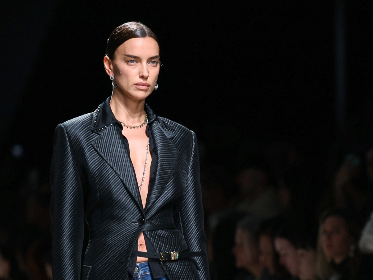 Etro: No make up και αυστηρό, sleek low bun προτείνει ο οίκος για τη σεζόν Άνοιξη-Καλοκαίρι 2025