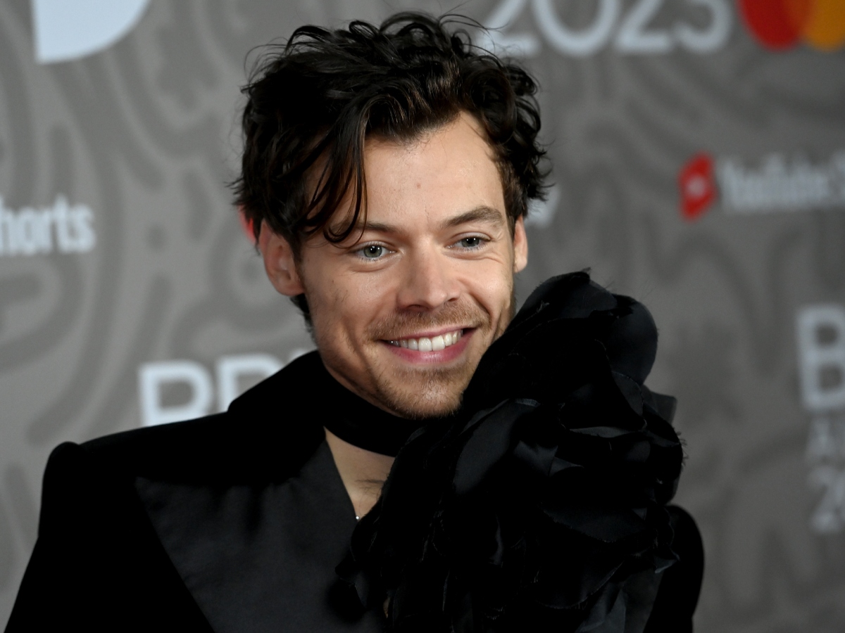 Harry Styles: Επιστρέφει μετά από καιρό στις δημόσιες εμφανίσεις και μας θυμίζει ότι είναι το απόλυτο beauty icon