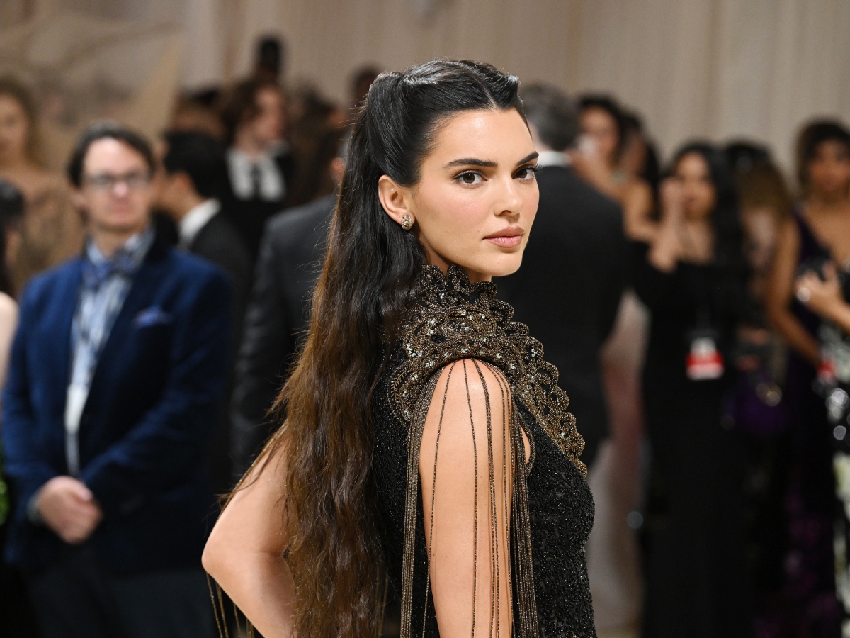 Kendall Jenner: Με κοντό ασύμμετρο bob είναι ίδια η μητέρα της