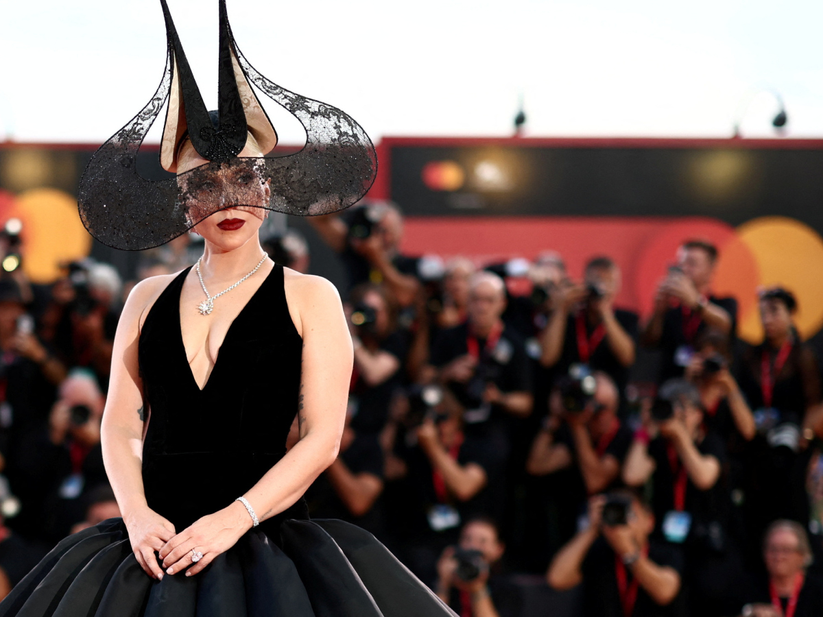 Lady Gaga: Στο κόκκινο χαλί της Βενετίας με Dark style όπως ακριβώς και το “Joker” που πρωταγωνιστεί!