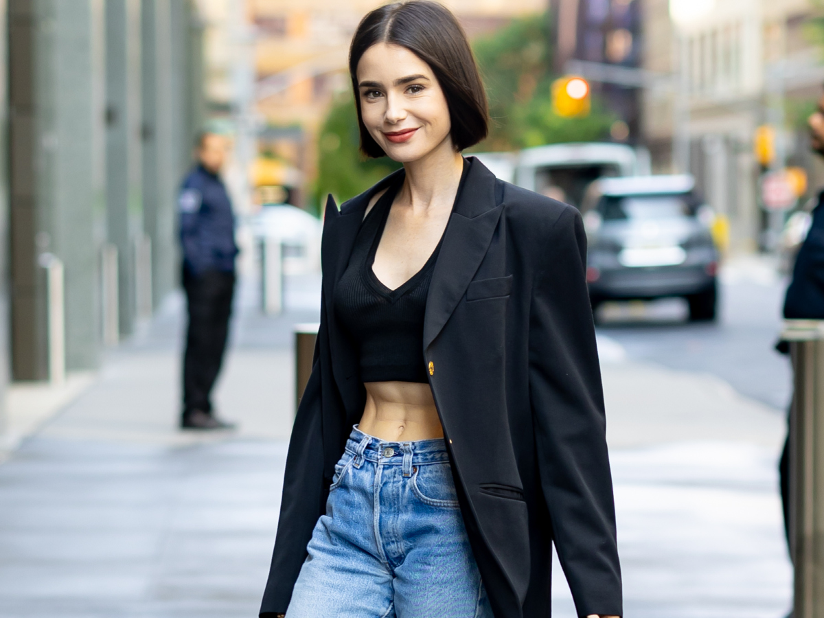 Lily Collins: Έχει master στο πως συνδυάζουμε το cropped top αυτή την εποχή