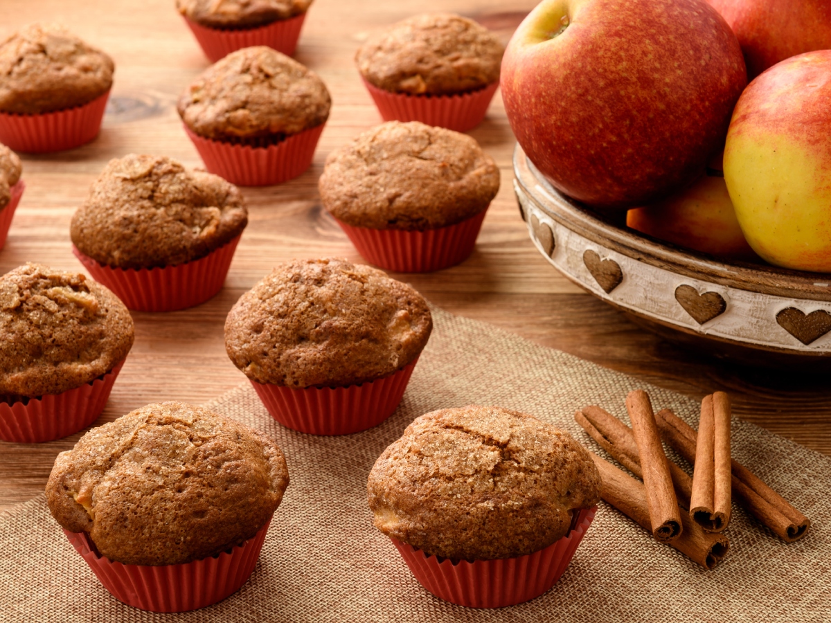 Συνταγή για μοσχομυριστά muffins με μήλο, κανέλα και αλεύρι ολικής άλεσης