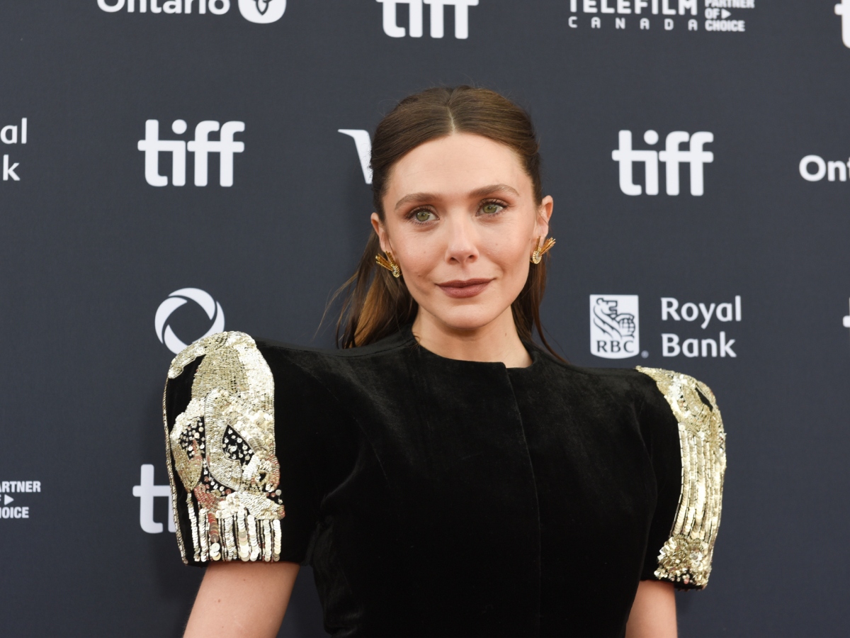 Elizabeth Olsen: Το πιάσιμο στο half up της είναι ότι πιο έξυπνο έχεις δει τελευταία