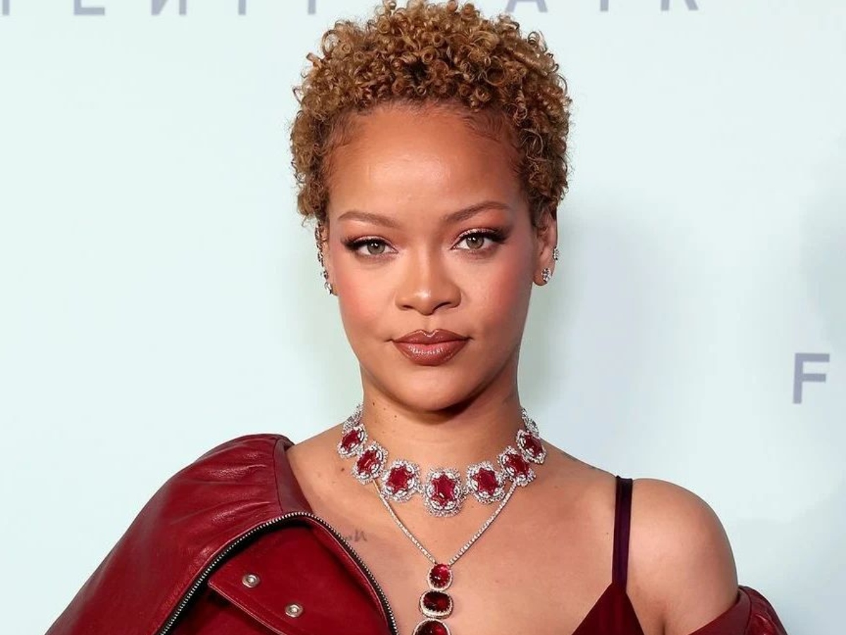 Rihanna: Με μαύρα μακριά κυματιστά μαλλιά είναι μια femme fatale