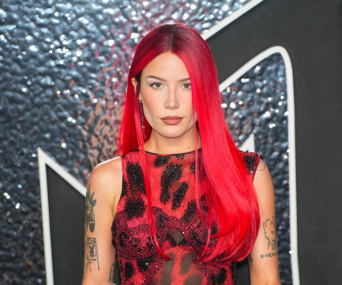 Halsey: Συνδυάζει το jet black boxie με lime σκιά στα μάτια στην τελευταία της εμφάνιση