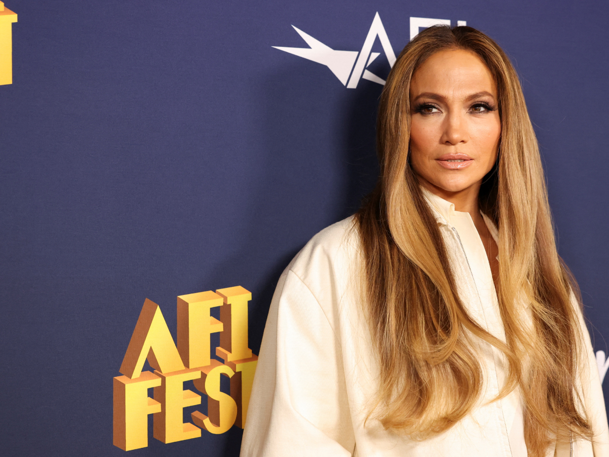 Jennifer Lopez: Μόνο αυτή φοράει τις ψηλότερες πλατφόρμες της σεζόν σαν να ήταν… sneakers!