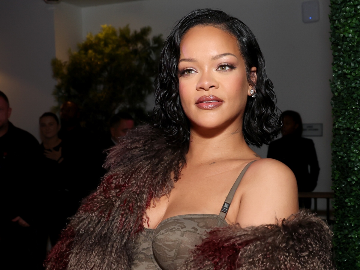 Rihanna: Το χτένισμα στο bob της είναι η μεγαλύτερη τάση της σεζόν που έχει ήδη υιοθετήσει η Selena Gomez