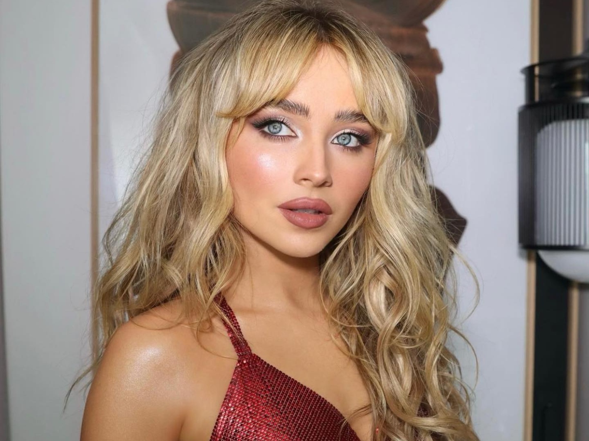 Sabrina Carpenter: H make up artist αποκαλύπτει τα προϊόντα που χρησιμοποιεί για να πετύχει το τέλειο εφέ στα ζυγωματικά της