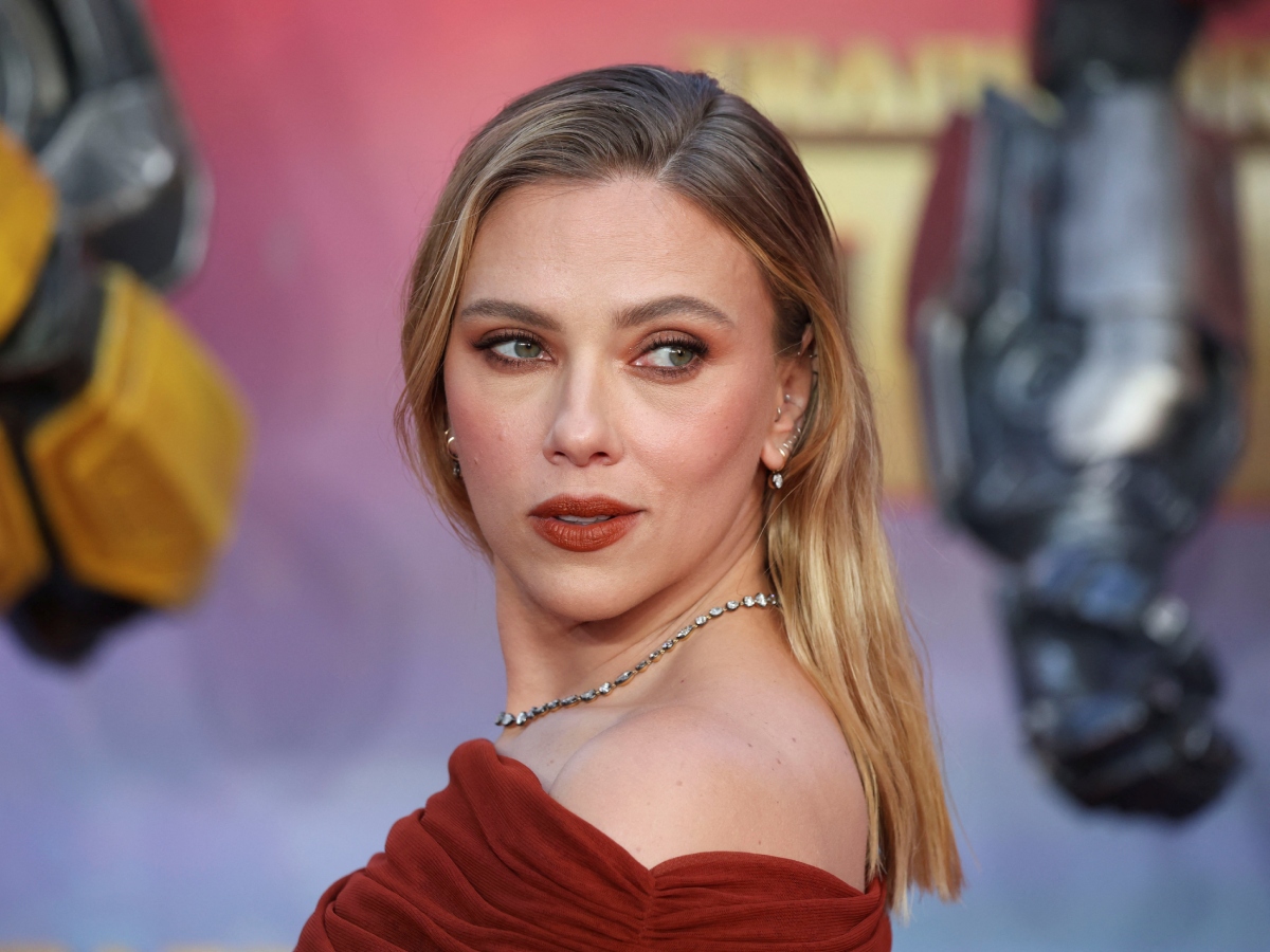 Scarlett Johansson: Το αξεσουάρ στα μαλλιά της είναι μεγάλη έκπληξη για τα δικά της δεδομένα