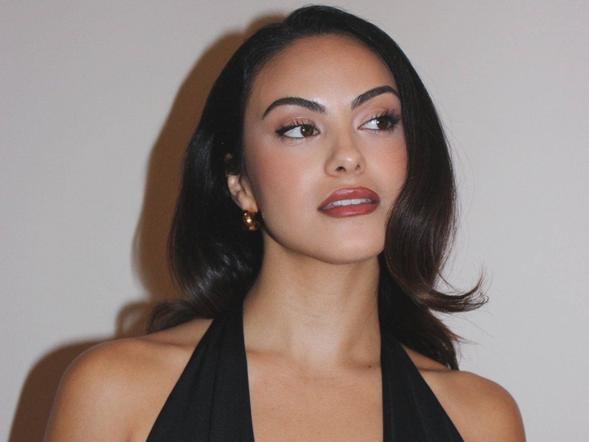 Camila Mendes: Με το νέο cherry red χρώμα στα μαλλιά της είναι ίδια η Dua Lipa