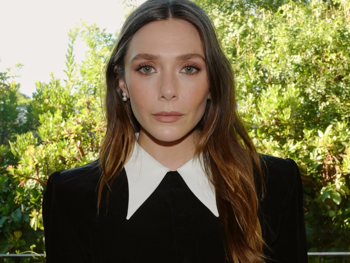 Elizabeth Olsen: Φόρεσε το κραγιόν που θα χρειαστείς τους επόμενους μήνες και δες πώς το συνδύασε