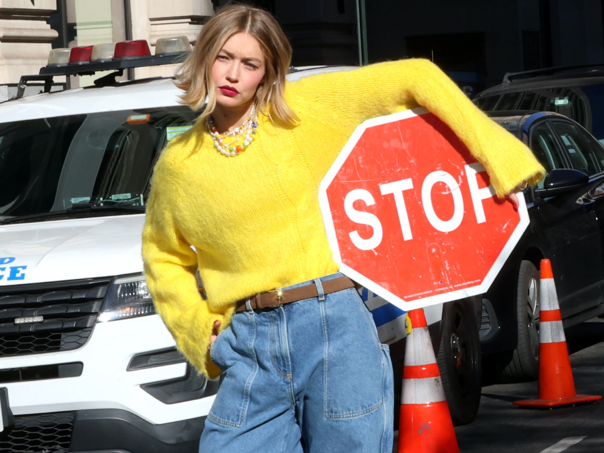 Gigi Hadid: Mε τα denim look της σταμάτησε την κυκλοφορία