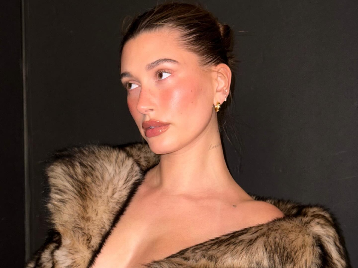 Hailey Bieber: Με wine red απόχρωση στα μαλλιά της είναι πιο εντυπωσιακή από ποτέ