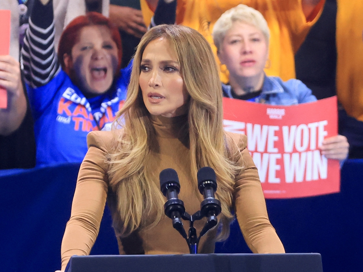 Jennifer Lopez: Στηρίζει την Kamala Harris και το make up look της είναι μια ωδή στις γήινες αποχρώσεις