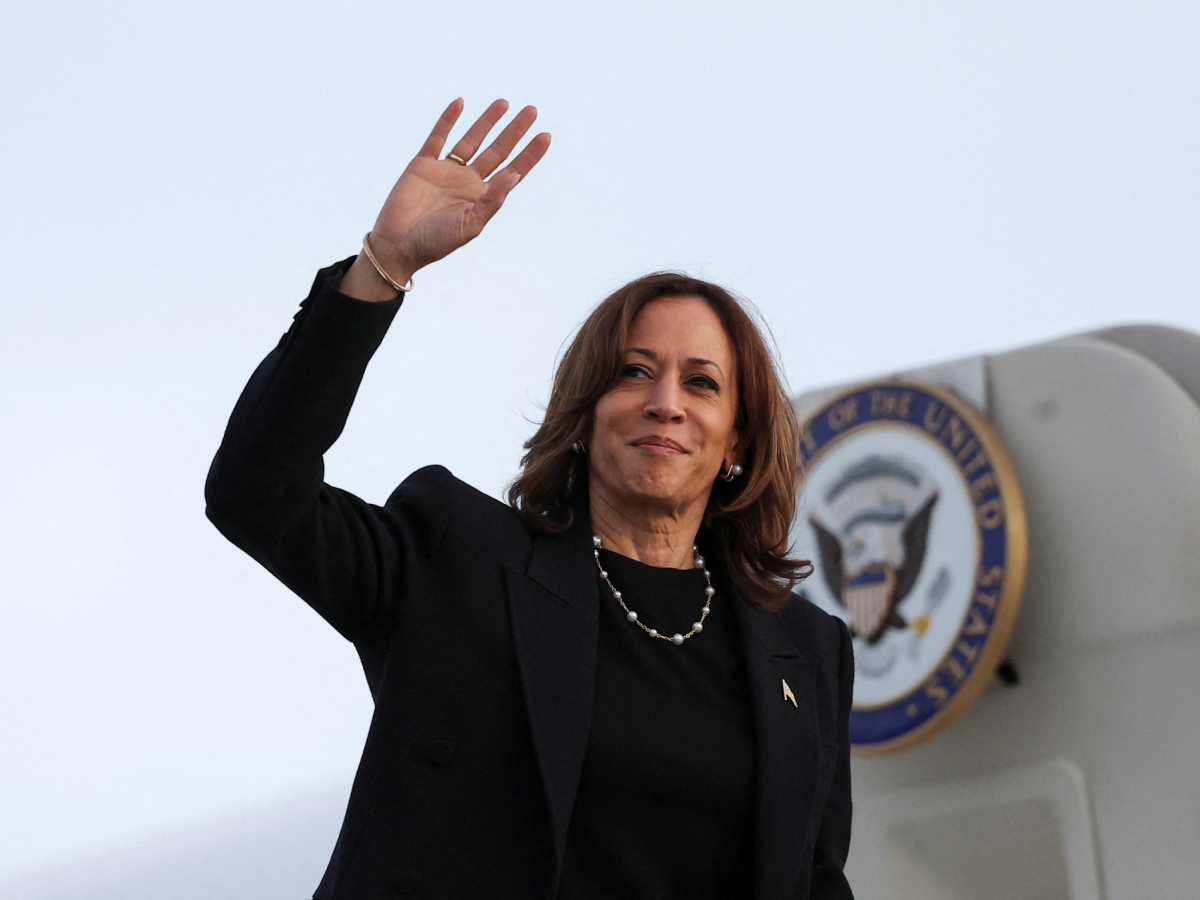 Kamala Harris: Αυτή είναι η απλή ρουτίνα καθημερινής περιποίησης και τα προϊόντα που χρησιμοποιεί σταθερά τα τελευταία χρόνια