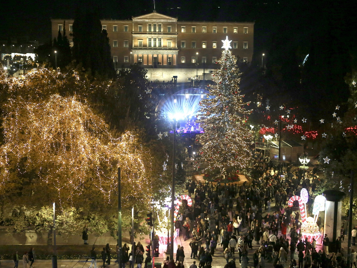 Η Αθήνα «φόρεσε» τα γιορτινά της – Φωταγωγήθηκε το χριστουγεννιάτικο δέντρο στην πλατεία Συντάγματος