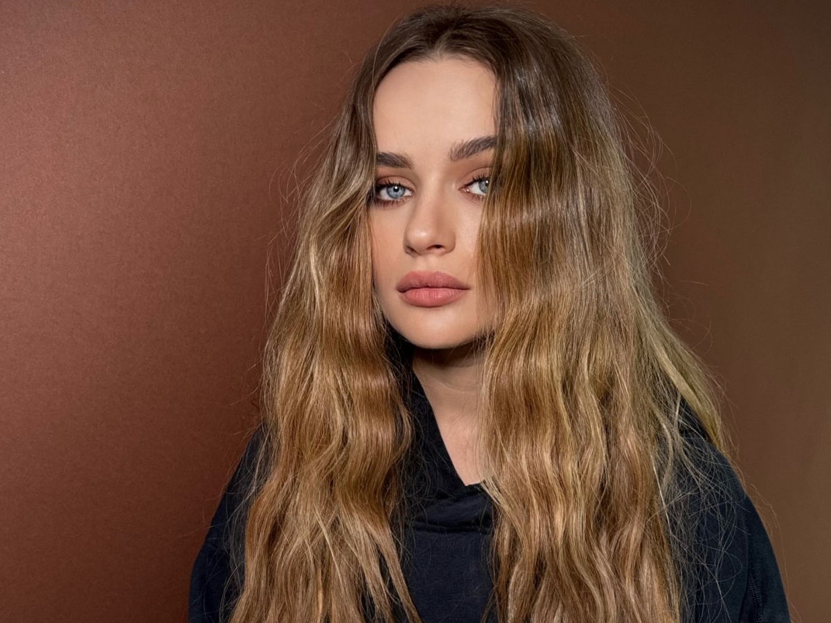 Joey King: Ο Δημήτρης Γιαννέτος δημιούργησε ένα τέλειο «Malibu Blonde» και ιδού το inspo του χειμώνα