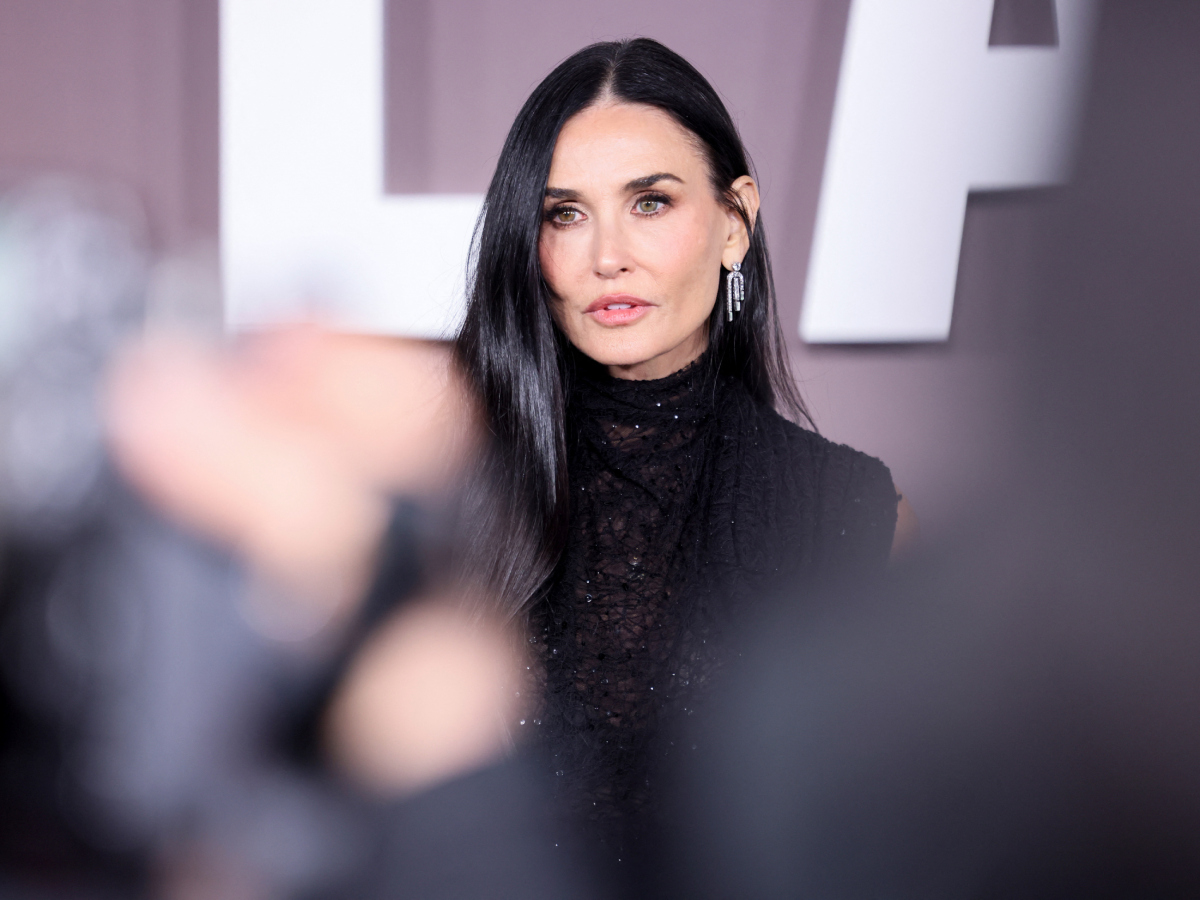 Η Demi Moore ξέρει ότι ένα μαύρο φόρεμα αρκεί για να γυρίσουν όλα τα βλέμματα!