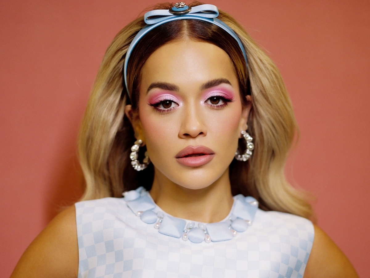 Rita Ora: Το 60’s beauty look της είναι συγκλονιστικό