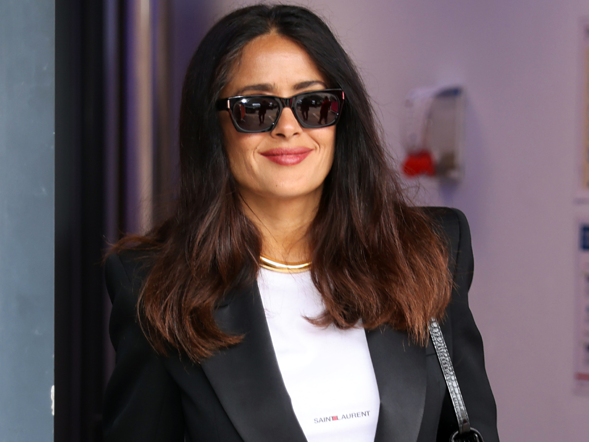 Salma Hayek: Η διάσημη ηθοποιός έφτασε στην Αθήνα με χαλαρό travel style  