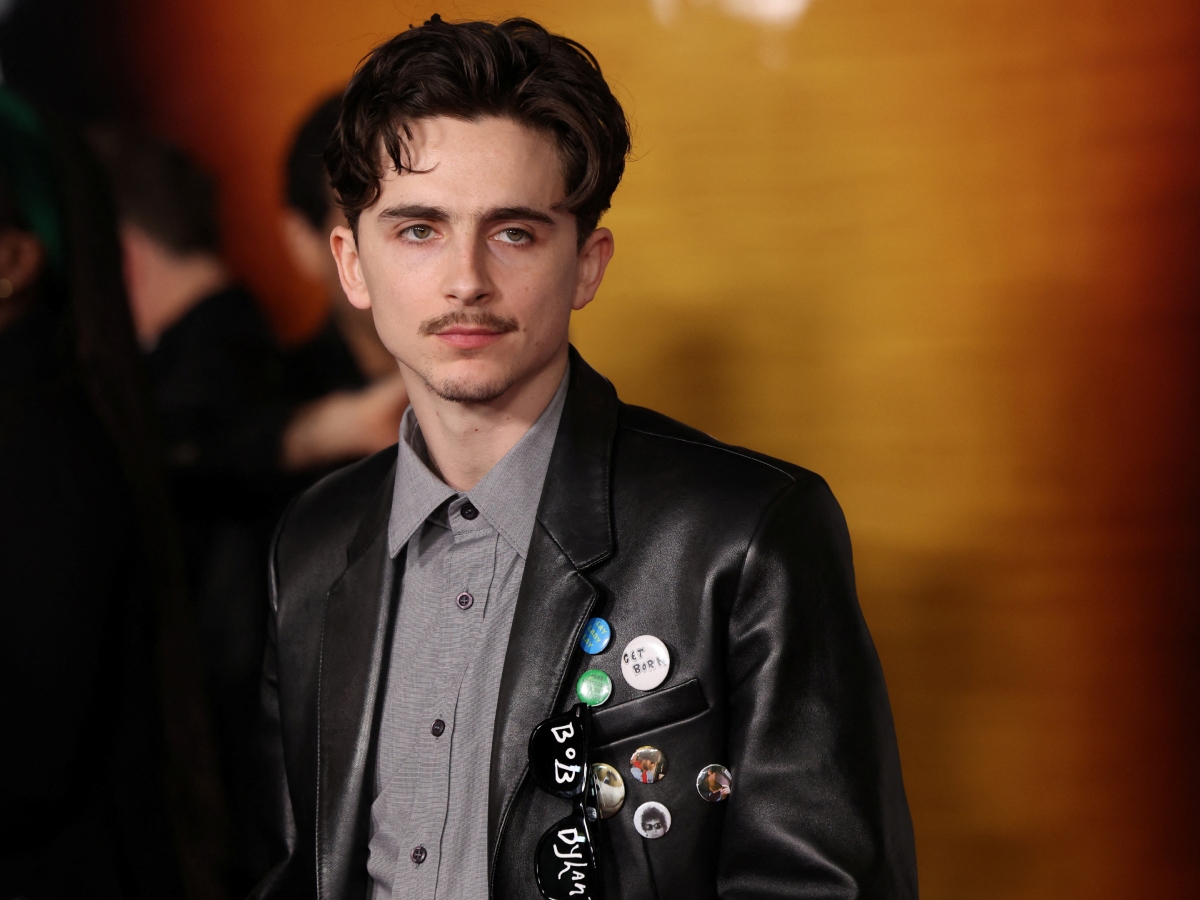 Timothee Chalamet: Εμφανίστηκε με ξανθά μαλλιά αντιγράφοντας το look του Bob Dylan