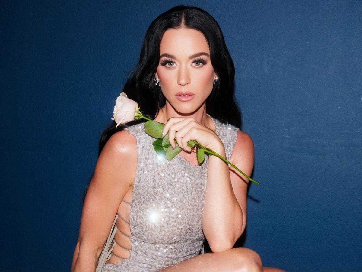 Katy Perry: Η glitter σκιά της είναι μια ωδή στη λάμψη των Χριστουγέννων