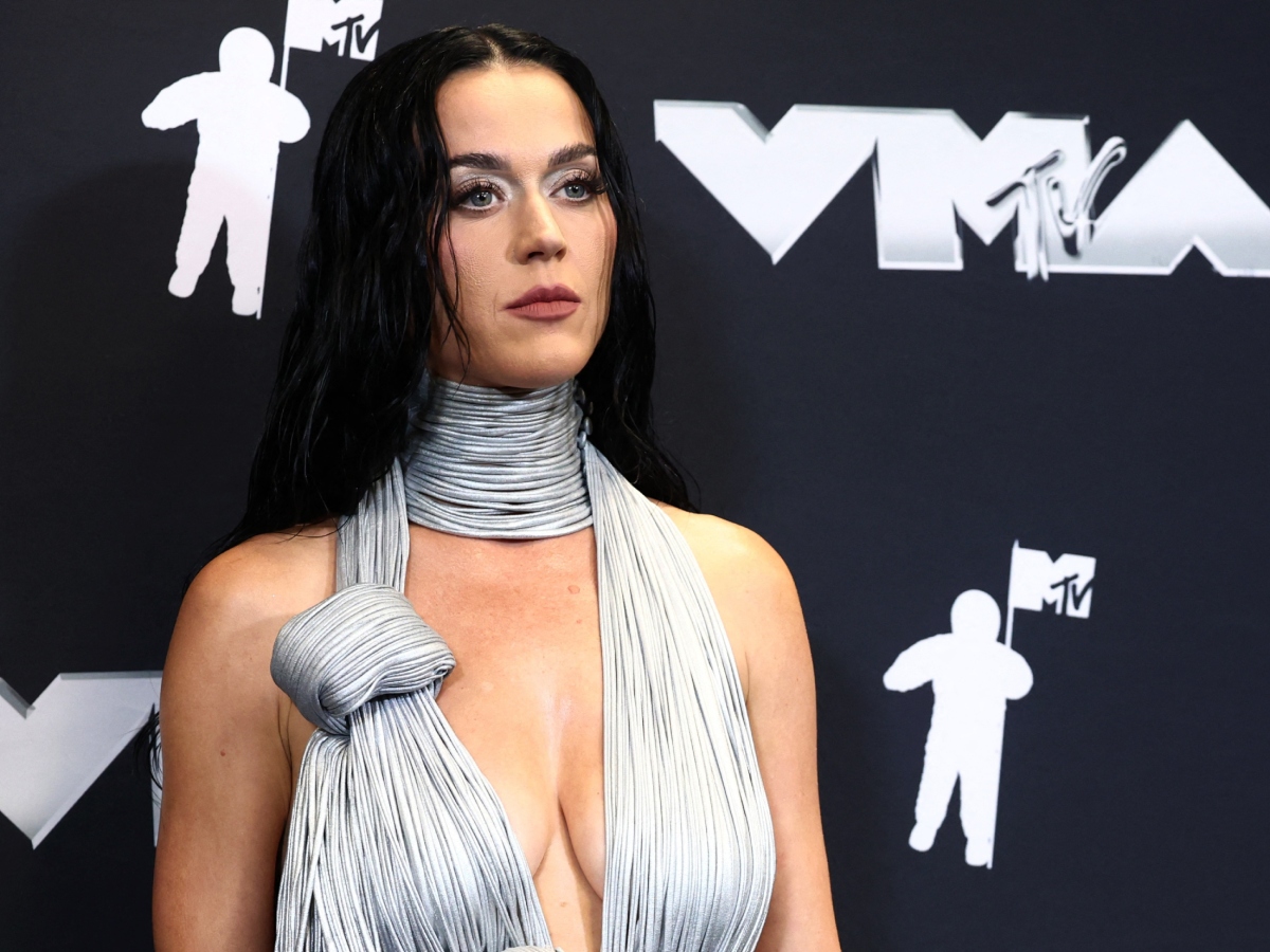 Katy Perry: Δες πως συνδυάζει το burgundy χρώμα στα χείλη – Είναι τέλειο look για τις γιορτινές σου εμφανίσεις