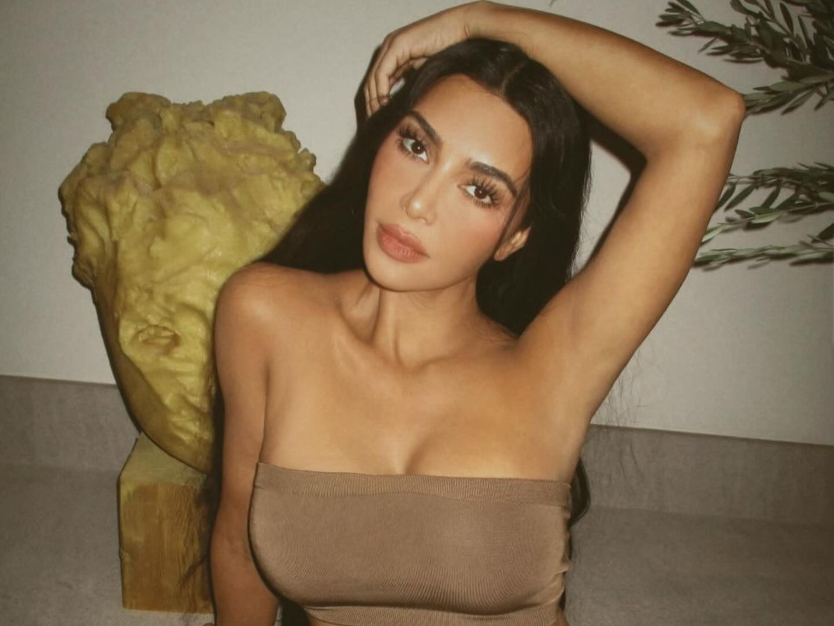 Kim Kardashian: Γιόρτασε τα Χριστούγεννα υιοθετώντας το πιο chic wet bob